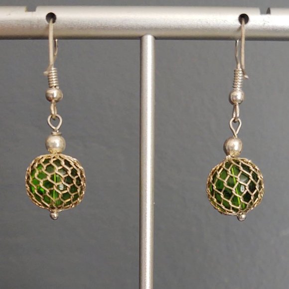 Gold mesh wrapped green glass drop earrings - Picture 4 of 5